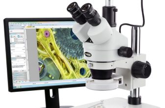 un stéréomicroscope trinoculaire