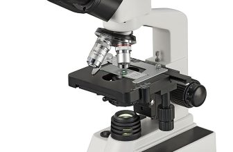 Microscope Bresser Researcher Trino avec deux oculaires et platine pour observation scientifique et éducative.