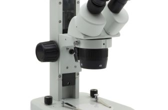 Loupe binoculaire sur fond blanc