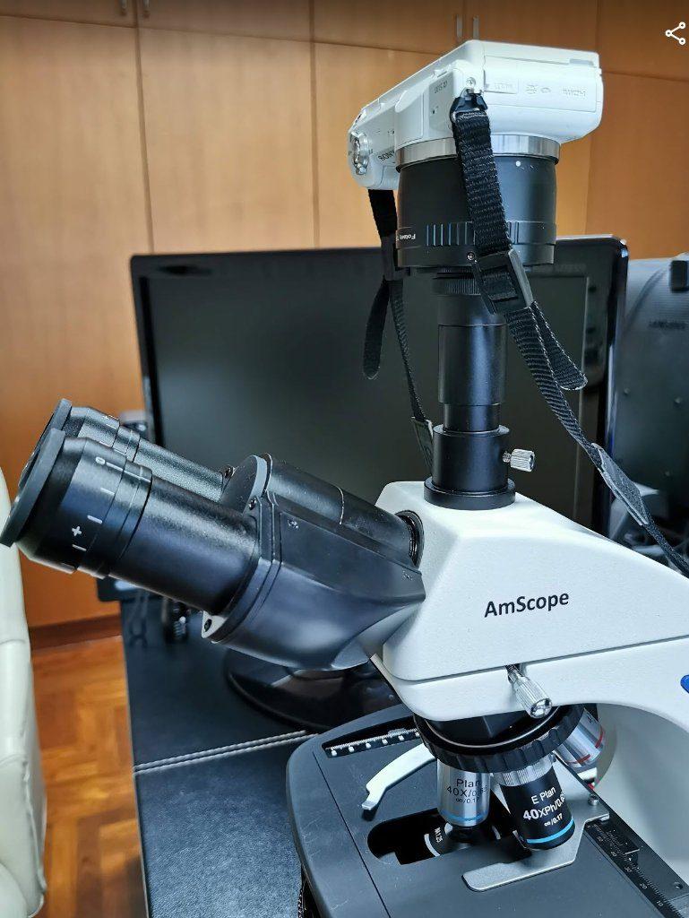 appareil photo reflex connecté au microscope via un adaptateur et des optiques intermédiaires