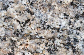 Texture de granit avec des nuances de gris et noir, idéale pour des surfaces élégantes et modernes.